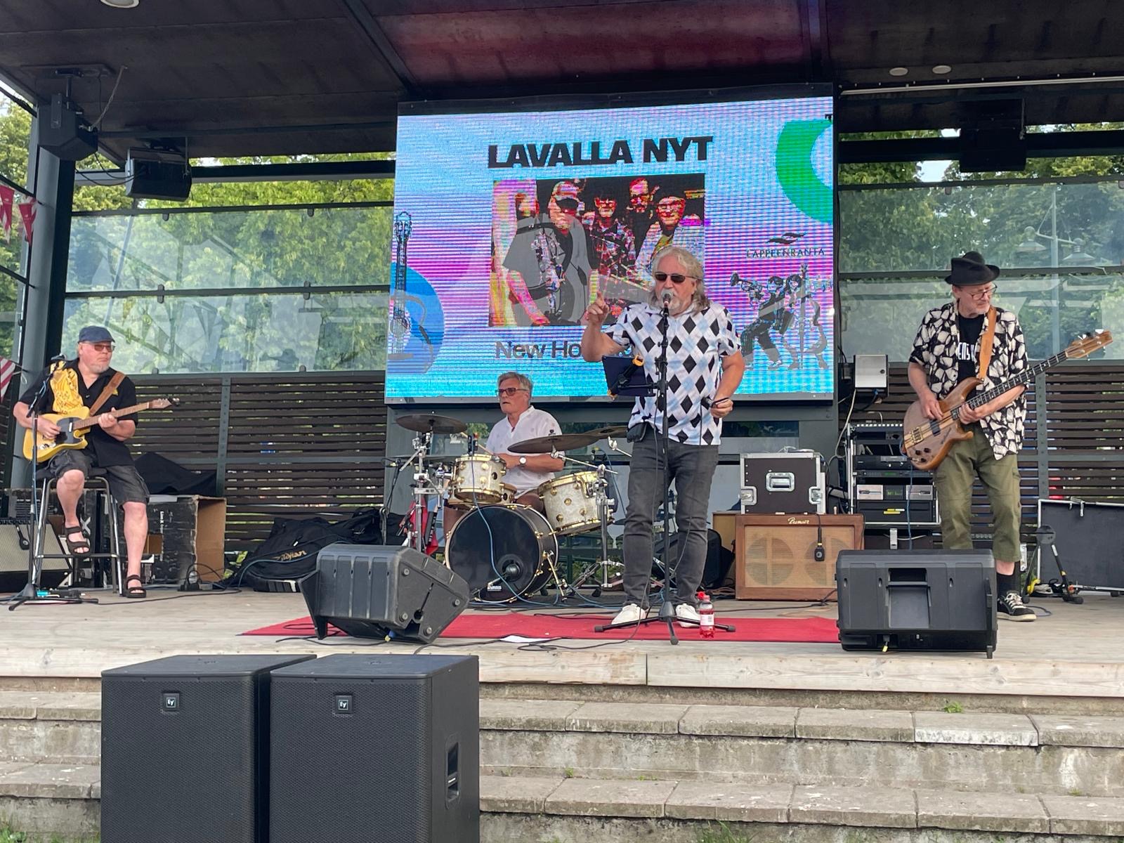 Holepluggers soittaa livenä kesäisellä lavalla Saimaan rannalla